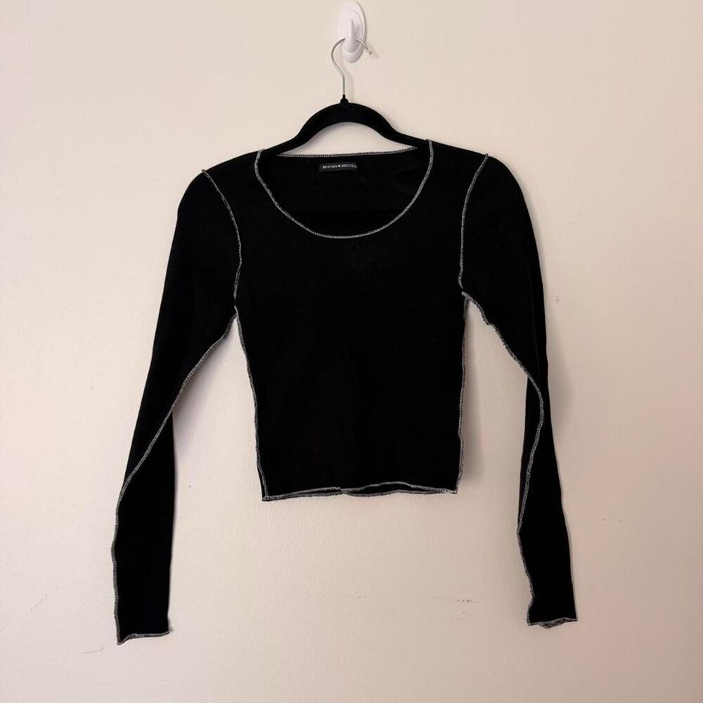 TRENDY Brandy Melville black contrast stitch long sleeve crop top, OS 🖤🤍